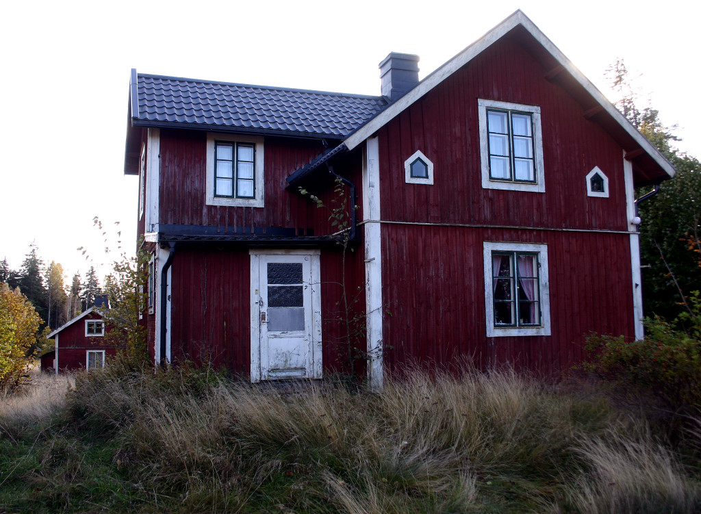 I förgrunden det hus som Gottfrid Jansson byggde i början på 1910-talet. Den övre våningen har tillkommit senare. I bakgrunden den ursprungliga bostaden på torpet. Foto: Stefan Jansson